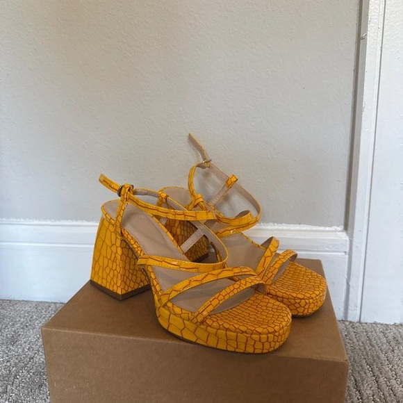 Urban Outfitters Yellow Textured Block Heels - Picture 1 of 4